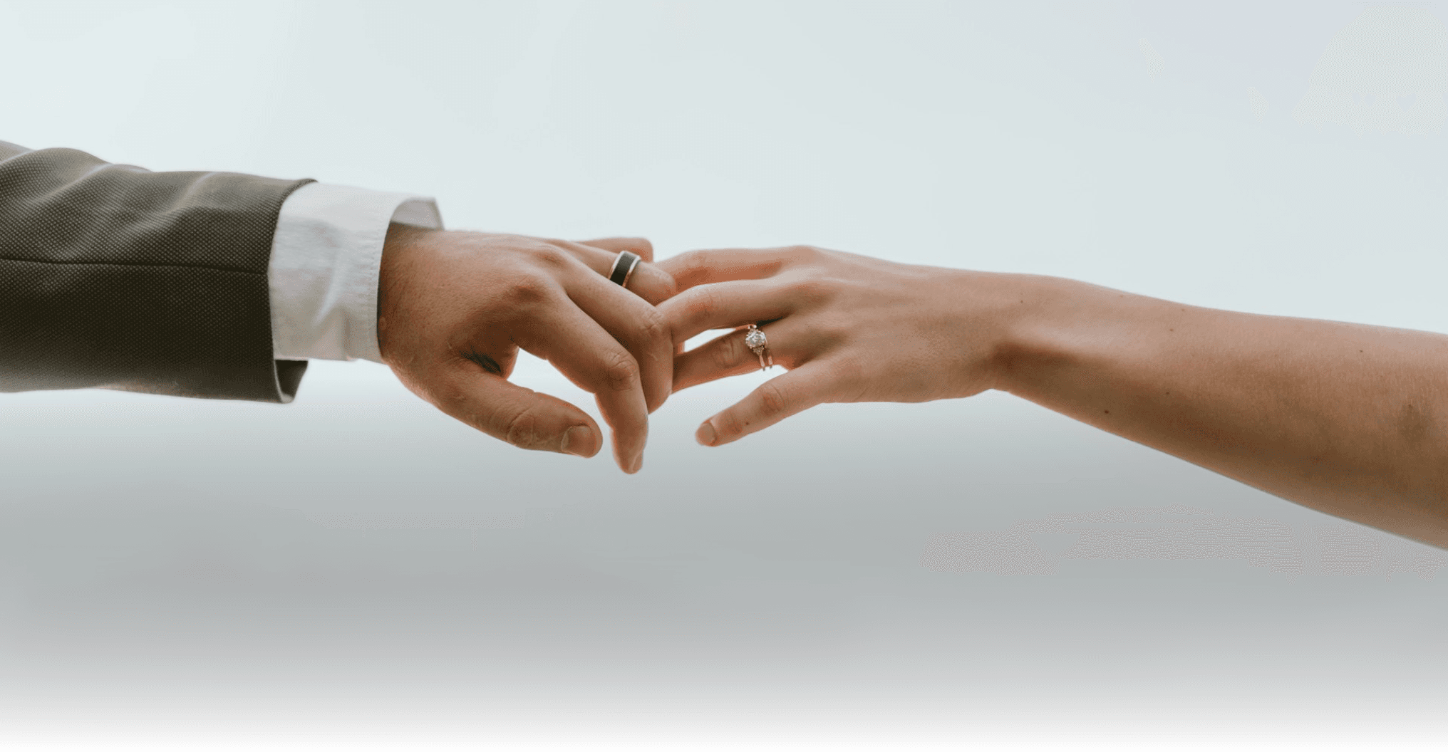 Casal feliz formalizando relacionamento com contrato de namoro